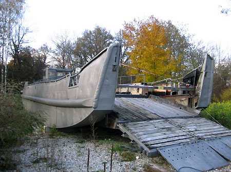 Pionierlandungsboot, das im Frühjahr 1945 zur Rettung unzähliger Flüchtlinge und Verwundeter eingesetzt wurde Mahn- und Ehrenmal