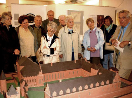 Hubertus Moeller erläutert das Marienburg - Modell